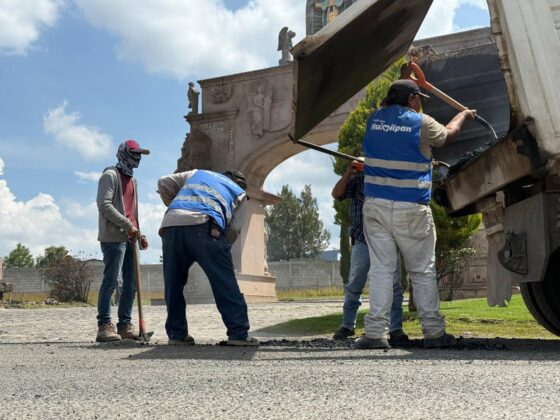 El Presidente Municipal encabeza trabajos de bacheo en comunidades de Huimilpan