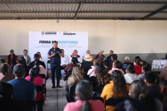 Encabeza Jairo Morales la firma de escrituras en El Milagro