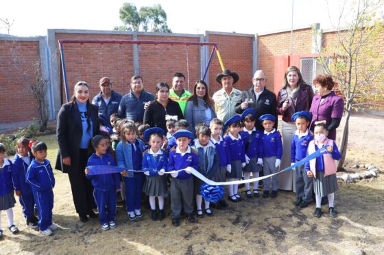 Entrega Jairo Morales barda perimetral en preescolar “Amado Nervo” de San José Tepuzas