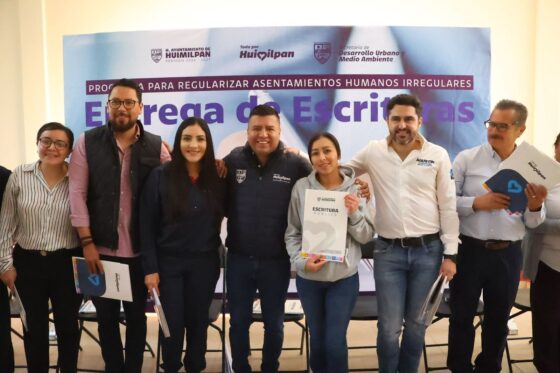 Entrega Jairo Morales escrituras en Lagunillas de San Mateo