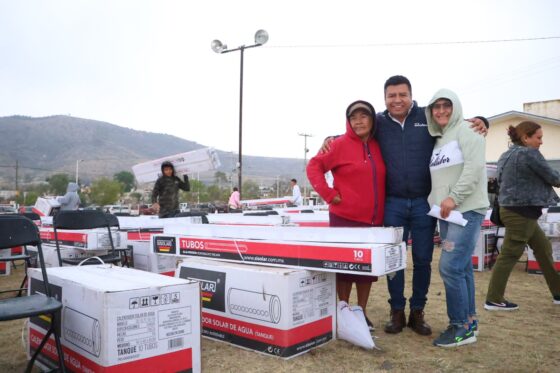 Entrega Jairo Morales primera etapa de calentadores solares en Huimilpan