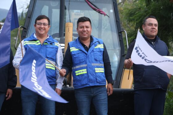 Jairo Morales, presidente municipal de Huimilpan, y Luis Alberto Vega Ricoy, vocal ejecutivo de la CEA, dan inicio a la perforación de un nuevo pozo en Los Cues